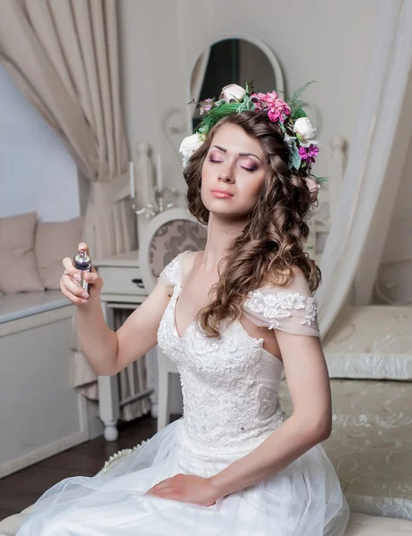Szép menyasszony portré esküvői smink, parfüm — Stock Fotó