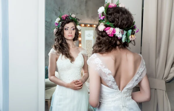 Schöne Braut Brünette mit Make-up — Stockfoto