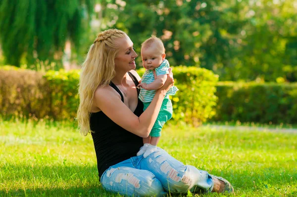 Mãe e seu filho desfrutar do verão — Fotografia de Stock