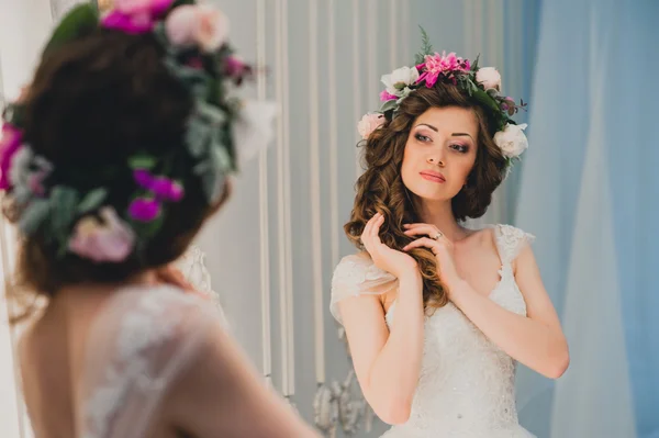 Портрет красивой брюнетки невесты с макияжем — стоковое фото