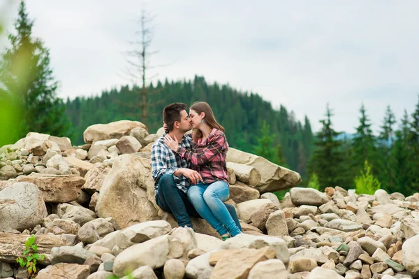 Verliefde paar plezier op zomervakantie. — Stockfoto