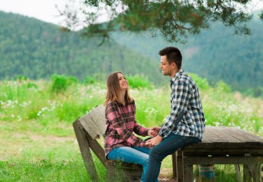 Sevgi dolu çift yaz tatile eğleniyor.