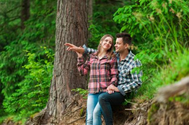 Sevgi dolu çift yaz tatile eğleniyor
