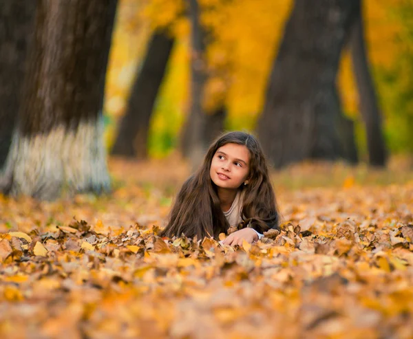 少女在秋天时间的美丽微笑肖像 — 图库照片