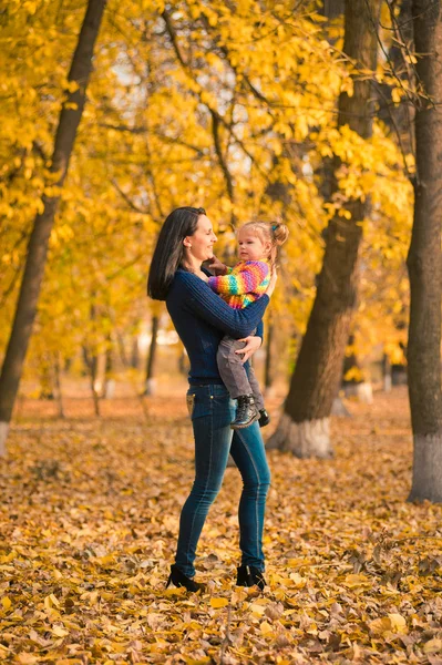 Jovem mãe e sua menina outono — Fotografia de Stock