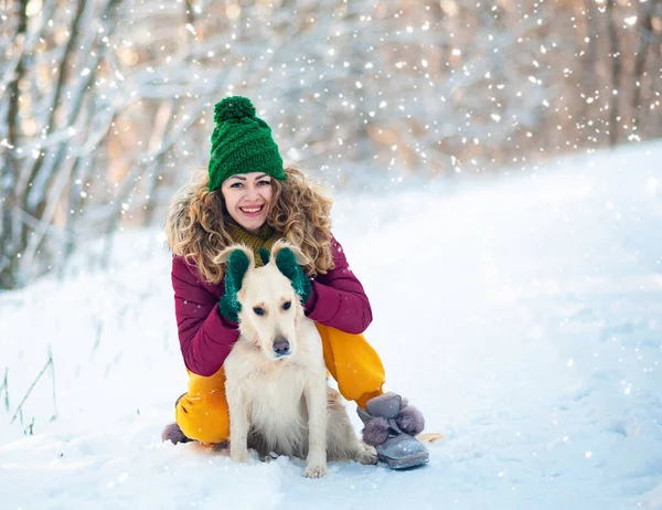 Imagen Joven Con Perro Blanco Oro Retriever Abrazos Aire Libre — Foto de Stock