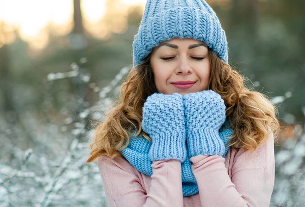 Retrato Inverno Jovem Bela Mulher Morena Encaracolada Usando Cachecol Malha — Fotografia de Stock