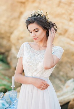 Genç güzel moda gelini elinde bir buket çiçekle.