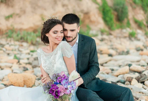 Casamento casal, noivo e noiva em vestido de noiva perto do mar à beira-mar — Fotografia de Stock