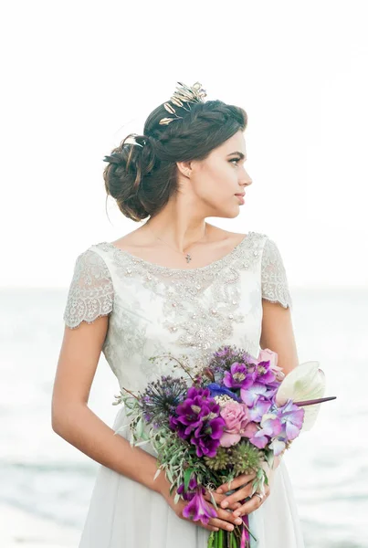 Mode brud modell i lyx bröllop klänning på stranden — Stockfoto