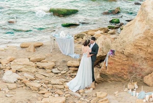 Casal alegre no dia do casamento na praia perto do mar. — Fotografia de Stock