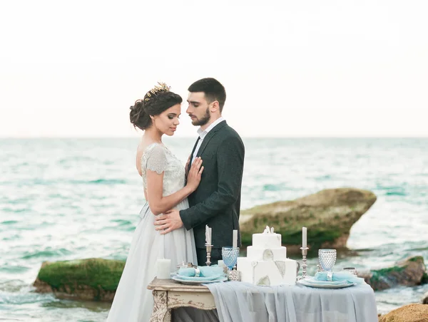 Wedding couple, groom and bride in wedding dress near the sea at the seaside — Stock Photo, Image