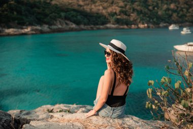 Mutlu kadın güneşli bir günde özgürlüğün tadını çıkarıyor.