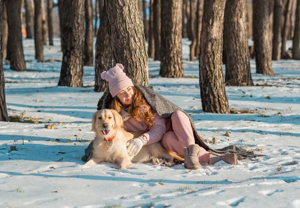 年轻的女性喜欢冬天，在雪地里带着金毛猎犬 — 图库照片