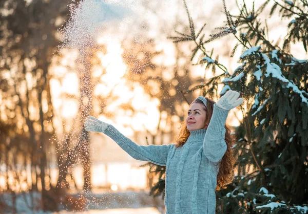 Szczęśliwa Piękna Młoda Kobieta Szarym Ciepłym Swetrze Wydmuchiwała Płatki Śniegu — Zdjęcie stockowe