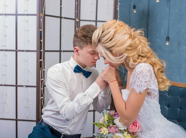 Bellissimi Sposi Seduti Che Tengono Mano Uno Studio Grigio Ritratto — Foto Stock