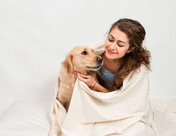 Femme Fille Étreinte Avec Son Chien Labrador Retriever Enveloppé Dans — Photo