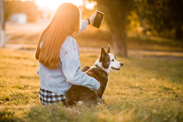 Gros plan femme assis avec son chien au printemps à l'extérieur — Photo