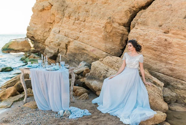 Hermoso retrato de novia maquillaje de boda y peinado en la orilla del mar —  Fotos de Stock