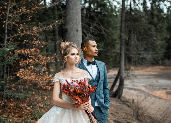 美しい湖の背景に結婚式で花嫁と新郎. — ストック写真