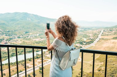 Avrupa 'daki tatlı kıvırcık kız. Seyahat ve turizm.