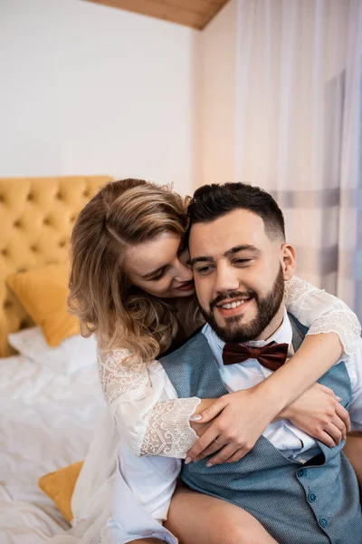 Elegante coppia di sposi innamorati studio interno — Foto Stock