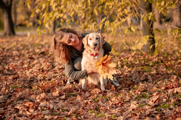 Portrait Une Jeune Femme Bouclée Embrassant Son Chien Doré Dans — Photo