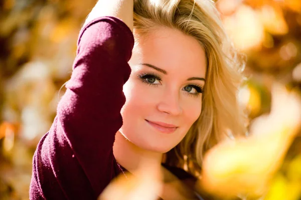 Jonge blonde vrouw met helder haar in de herfst kleur — Stockfoto