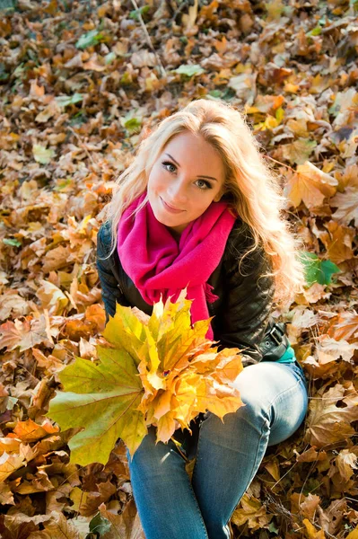 Portrait de jeune femme blonde en couleur automne — Photo