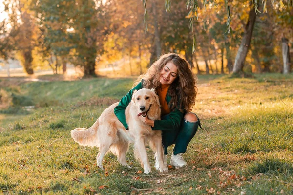 White Retriever pies otrzymuje nagrodę za posłuszeństwo na świeżym powietrzu — Zdjęcie stockowe