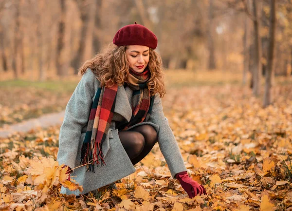Marzycielska piękna dziewczyna z naturalnych słodkich włosów na jesiennym tle z kolorowymi liśćmi. — Zdjęcie stockowe