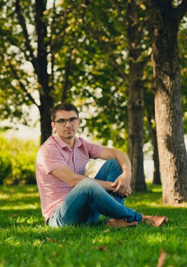 genç adam parkta siting