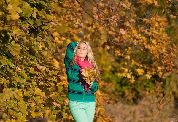 Junge blonde Frau in Herbstfarbe — Stockfoto