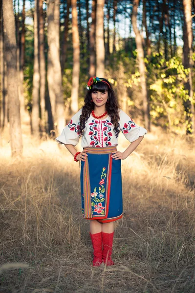 Ukrainian woman in national clothes on the wheat field — Stock Photo, Image