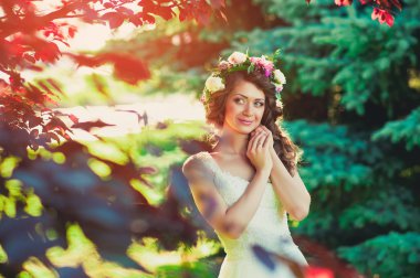 Mutlu güzel genç gelin dışında bir yaz çayır SÜ