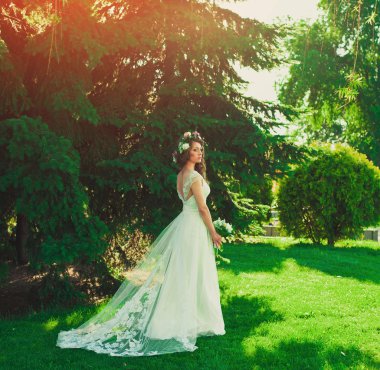 lüks bir gelinlik güzel esmer gelin