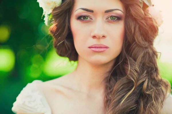 Piękny portret młodej wesele makijaż, fryzura ślubna, ślubne — Zdjęcie stockowe