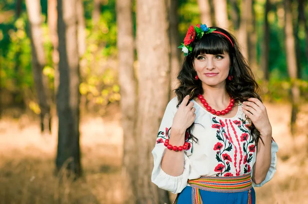 Retrato de bela mulher ucraniana ao ar livre — Fotografia de Stock