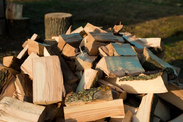 Stapel droog gehakte brandhout — Stockfoto