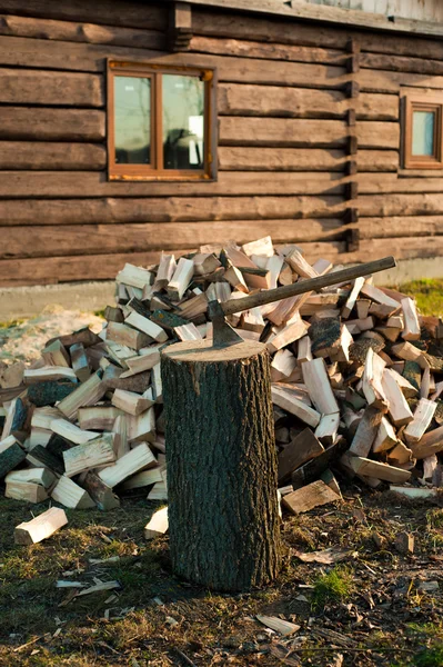 Топор и рубил много дров — стоковое фото