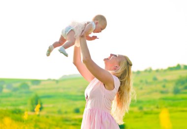 Küçük gülen bebek