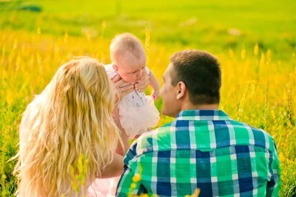 Jovem família feliz com bebê — Fotografia de Stock