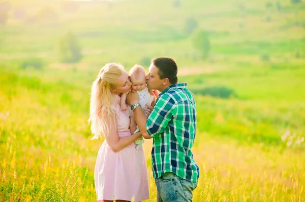 Gelukkig jonge familie bedrijf schattige baby — Stockfoto