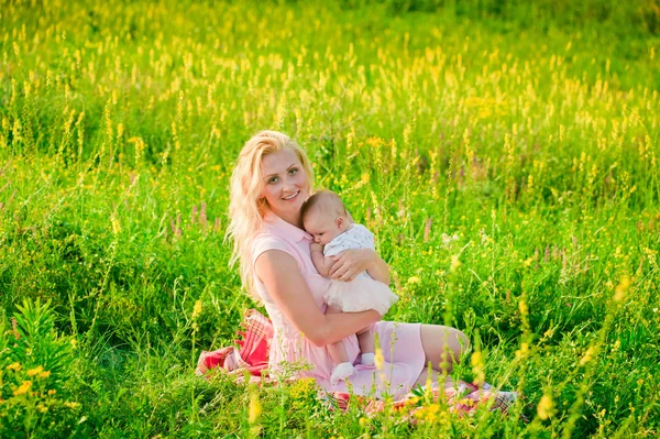 Mãe e seu bebê ao ar livre — Fotografia de Stock