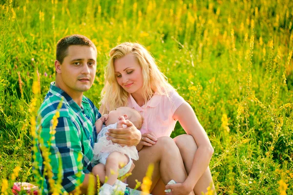 Jovem família feliz com bebê — Fotografia de Stock