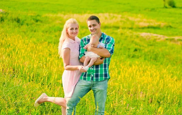 Feliz familia joven con lindo bebé —  Fotos de Stock
