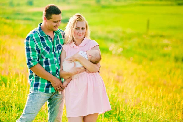 Genç aile vakit açık bir yaz gününde — Stok fotoğraf