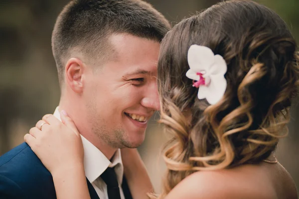 Amar pareja de boda al aire libre sonrisa. Novia y novio —  Fotos de Stock