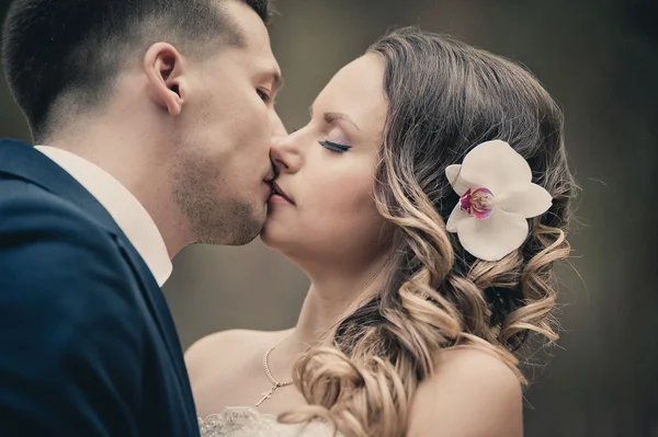 Noivo beijar os lábios da noiva — Fotografia de Stock