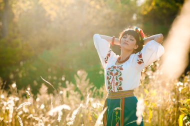 Ulusal Ukrayna giysili genç kadın 